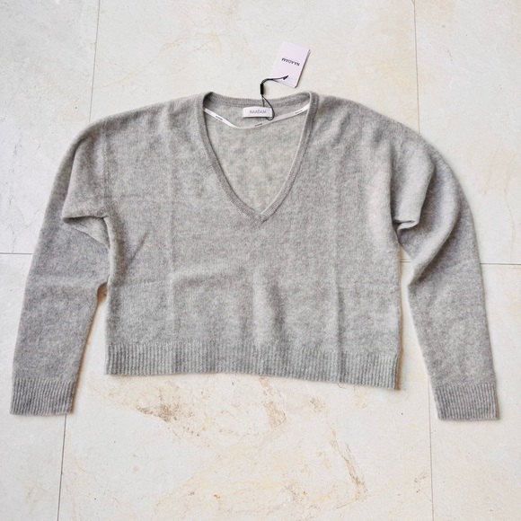 Naadam Cashmere Gray V-Neck lightweight Sweater size M - Picture 4 of 11